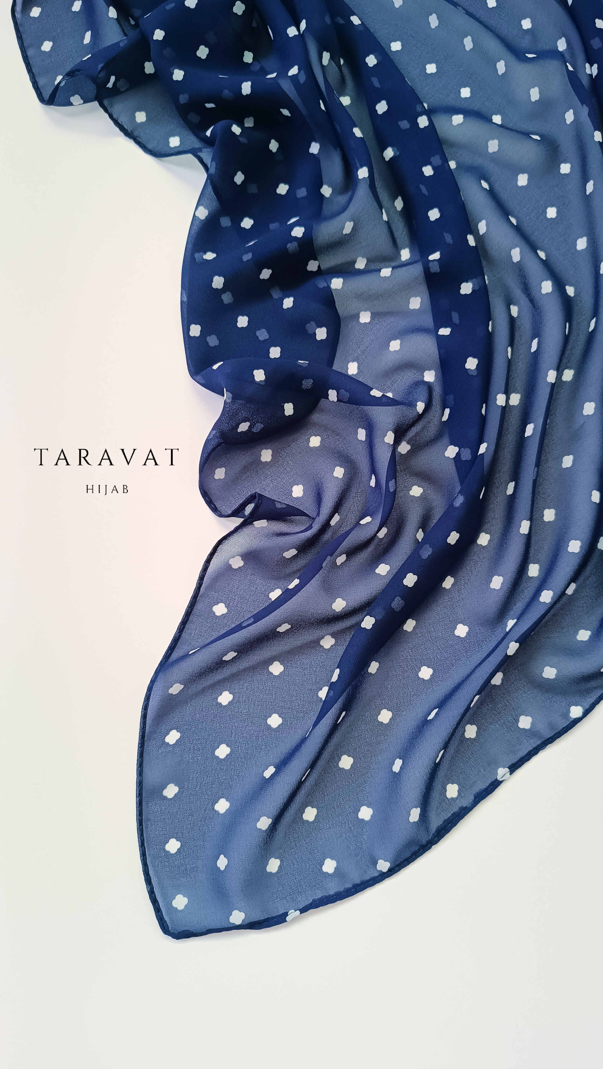 روسری حریر آبی کاربنی طرحدار قواره ۱۳۰