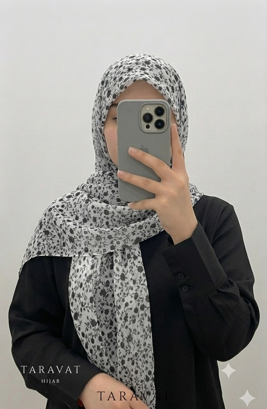 روسری حریر کریشه سفید گل مشکی قواره ۱۳۰